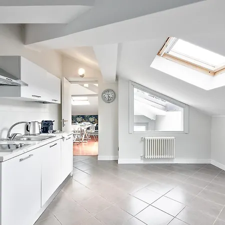 Attic In Center + Parking * Como