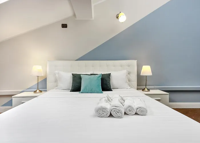 Attic In Center + Parking Como