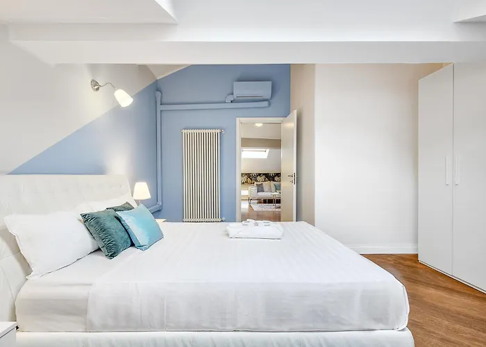 Attic In Center + Parking * Como