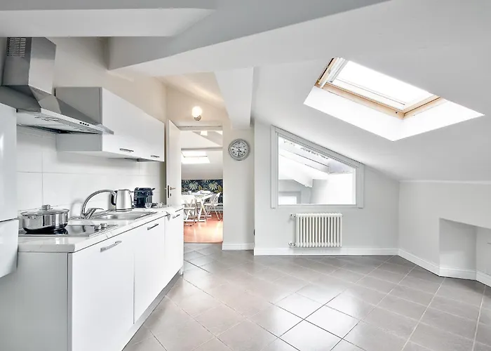 Attic In Center + Parking * 코모