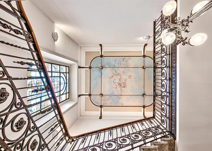 Attic In Center + Parking 코모