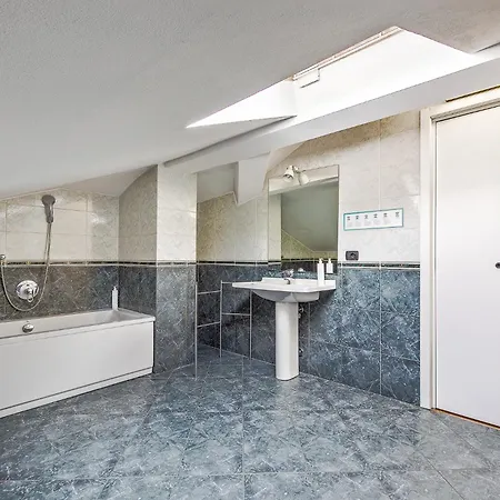 Apartment Attic In Center + Parking Como