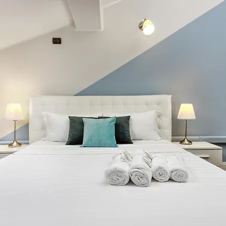 Attic In Center + Parking Como